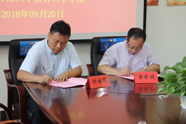 签约1.JPG 签约1.JPG